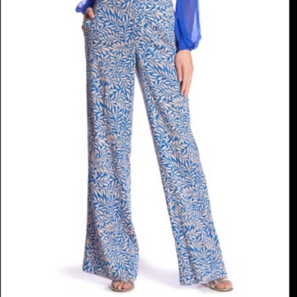 Diane Von Furstenberg NWT !! Beautiful wide leg printed Pants. Never worn.